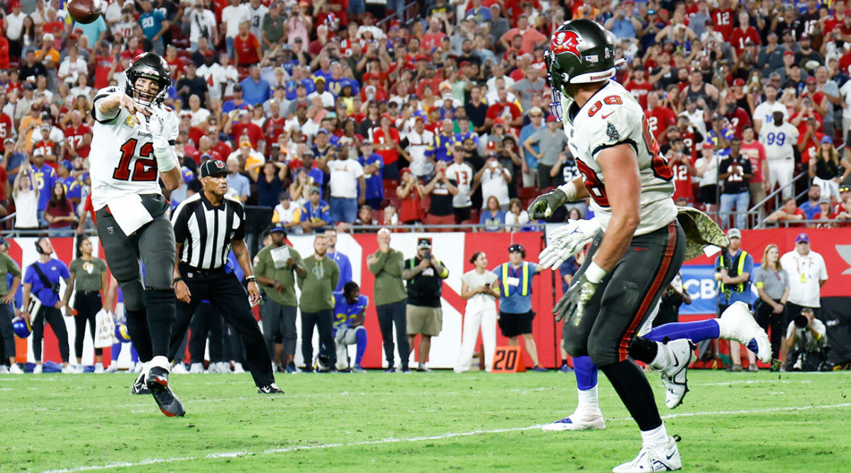 Buccaneers quarterback Tom Brady throws a one-yard touchdown pass to rookie Cade Otton in Week 9 against the Rams.